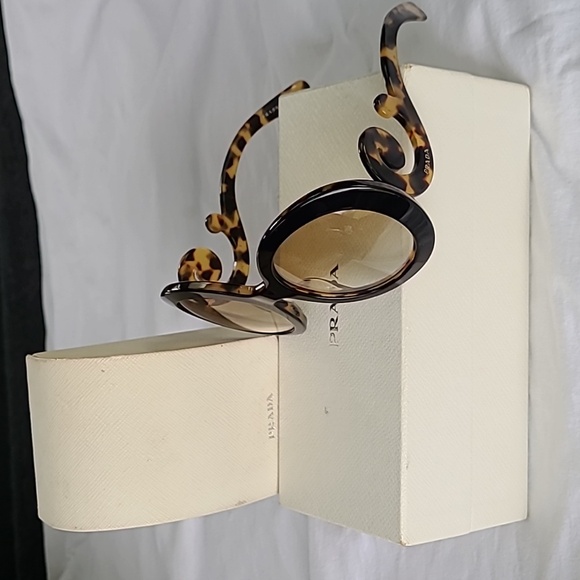 Leopard Print Prada Sunglasses are exquisite to taste! Very classy and stylish. - Picture 10 of 13